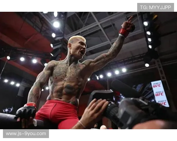 UFC震撼一刻：拳手被击得护具裂开，硬汉背后隐藏的故事